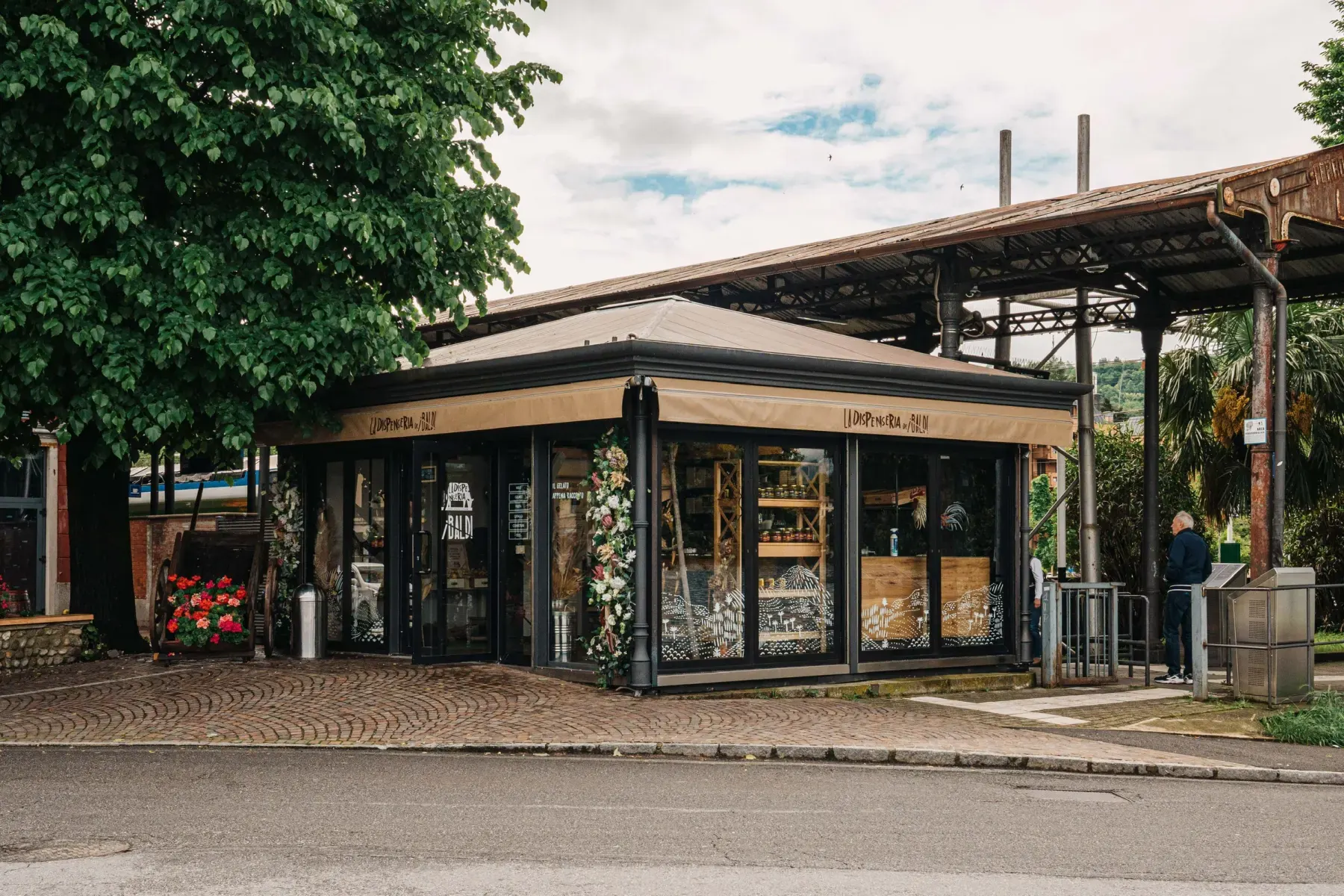 The outside of La Dispenseria by I Baldi, at the Laveno Mombello ferry pier