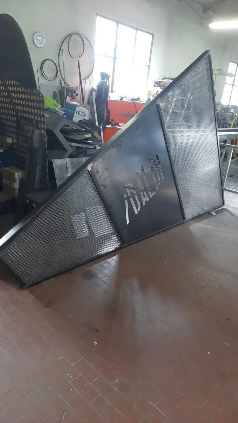 The I Baldi sign cut out of metal, in the workshop